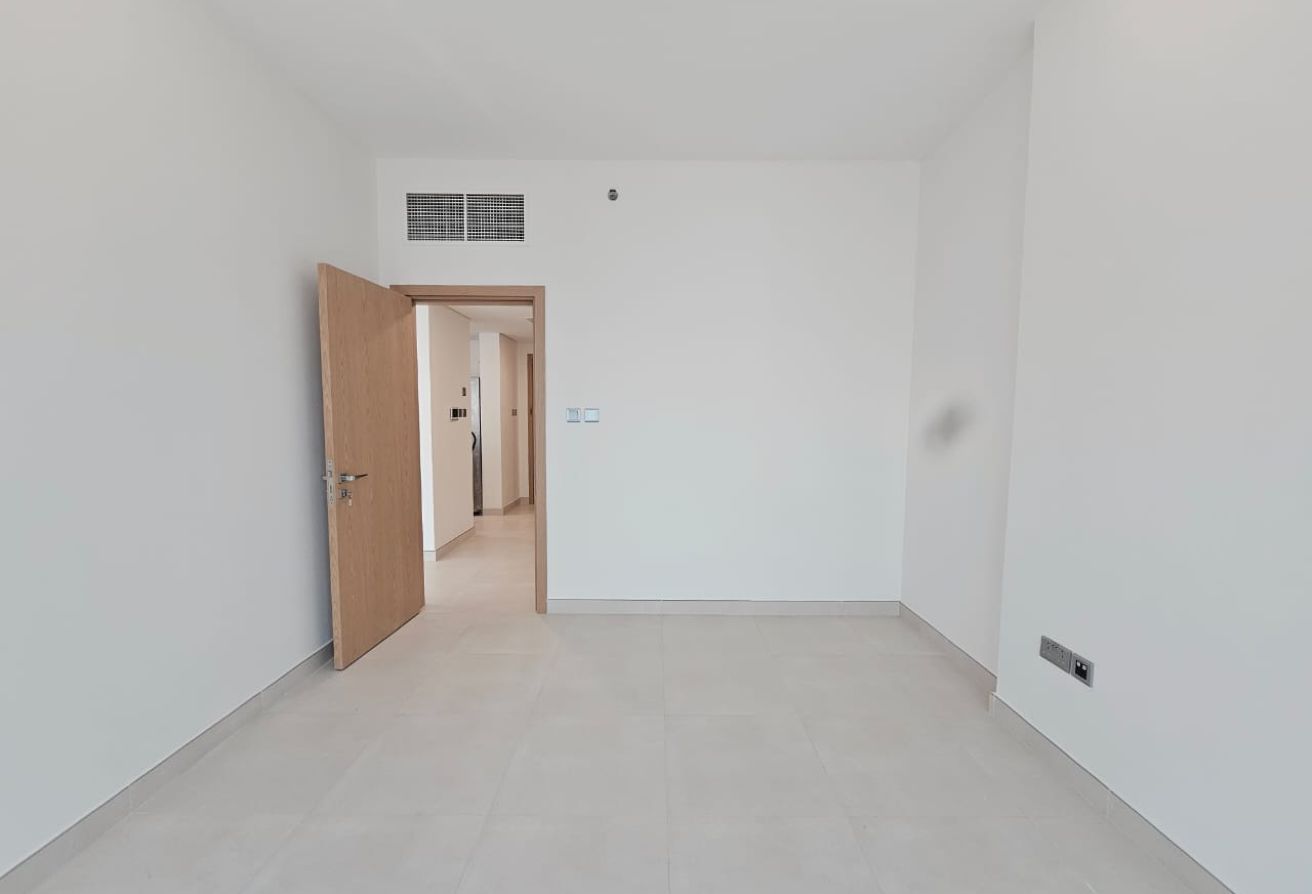 Close to Retail Areas | with Rent Refund | Views 1