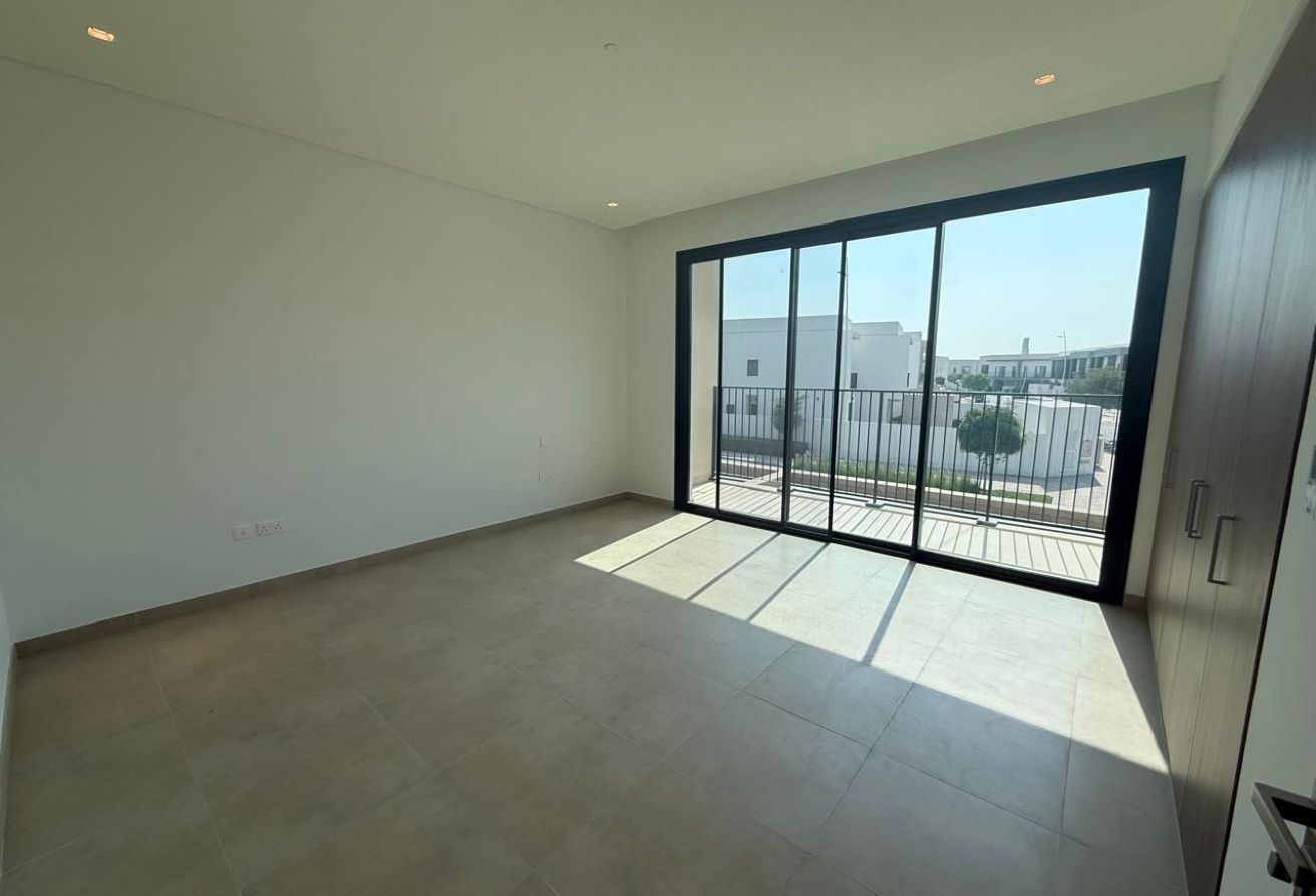 End Unit | Private Garden | Close to Amenities