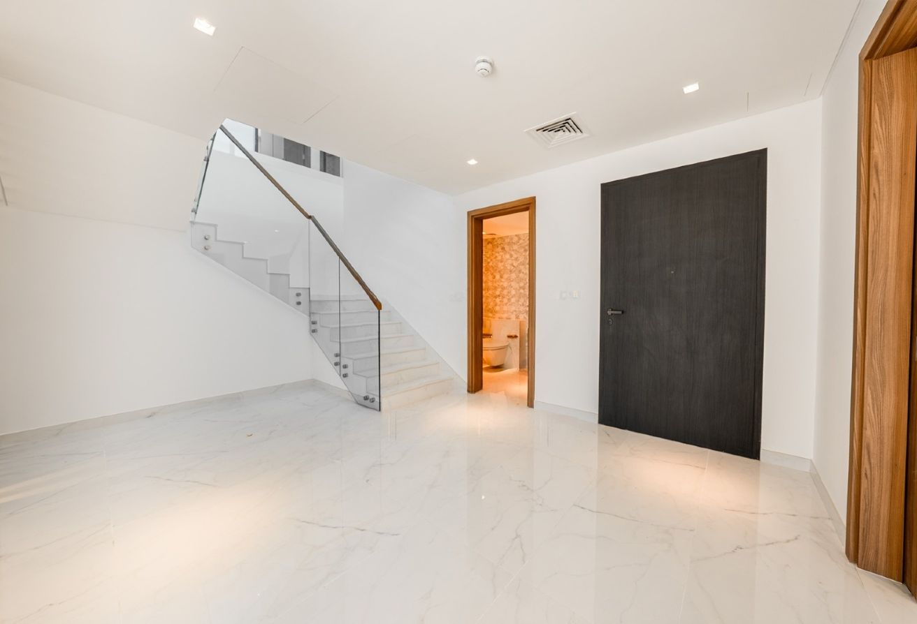 Corner Unit | Single Row | Golf View | Huge Plot