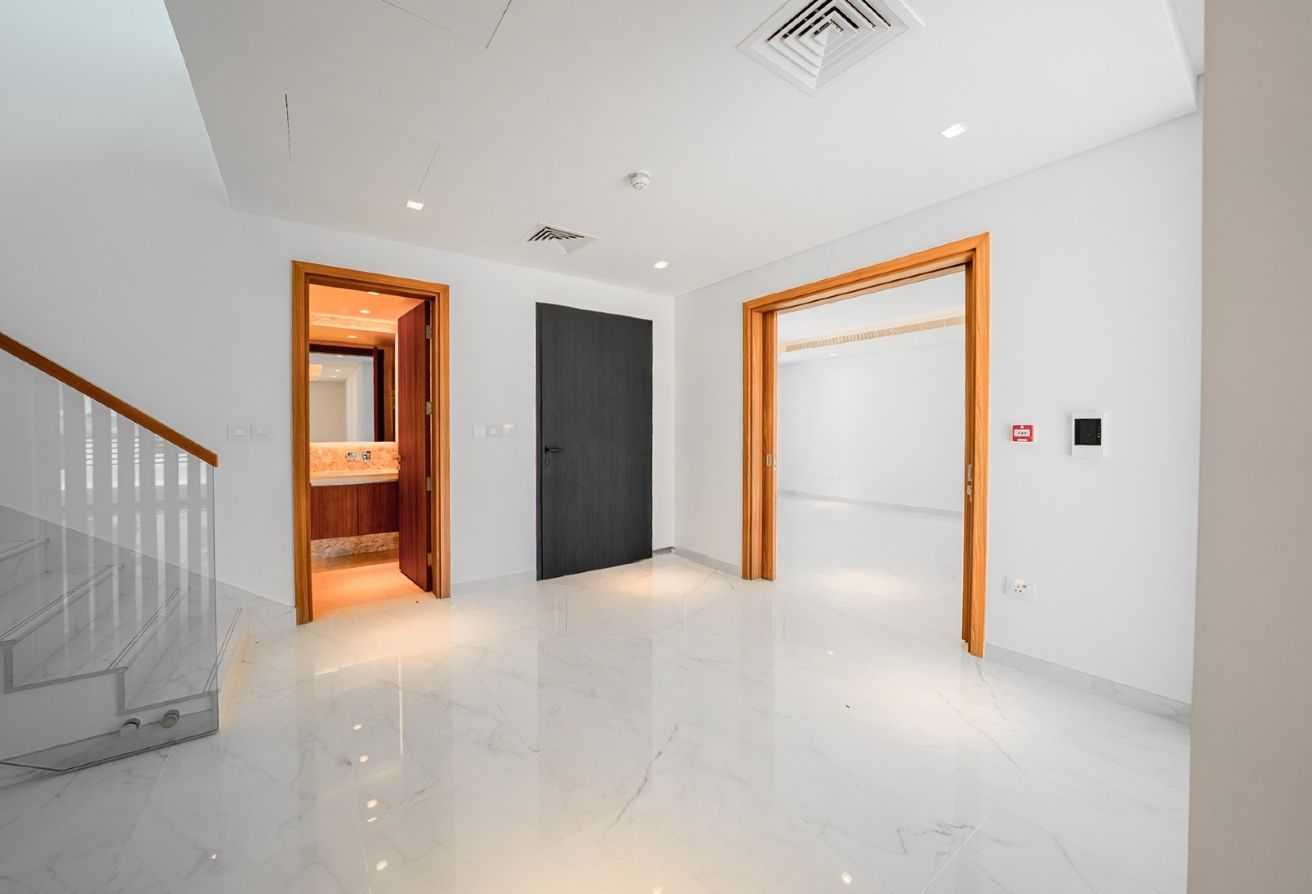 Corner Unit | Single Row | Golf View | Huge Plot
