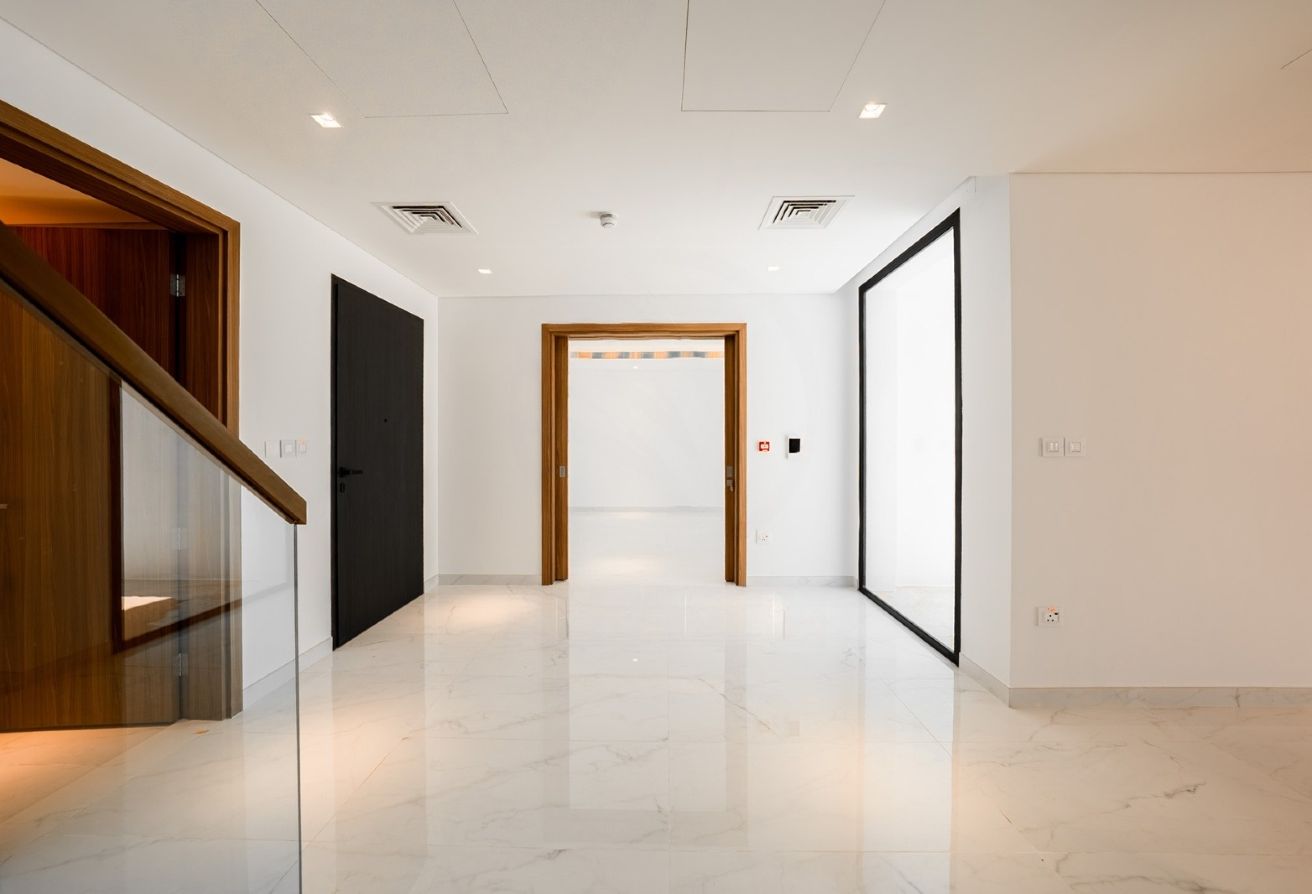 Corner Unit | Single Row | Golf View | Huge Plot