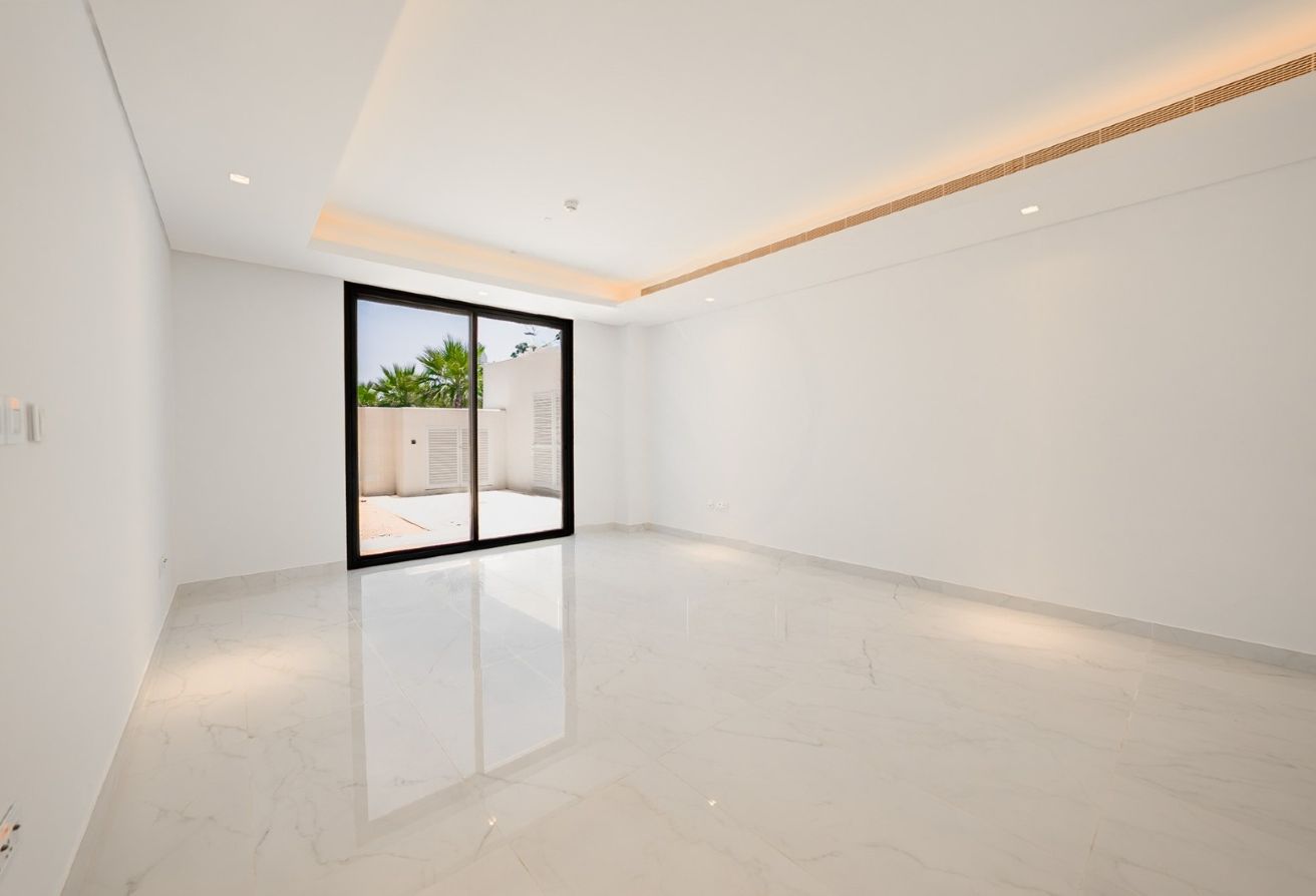 Corner Unit | Single Row | Golf View | Huge Plot