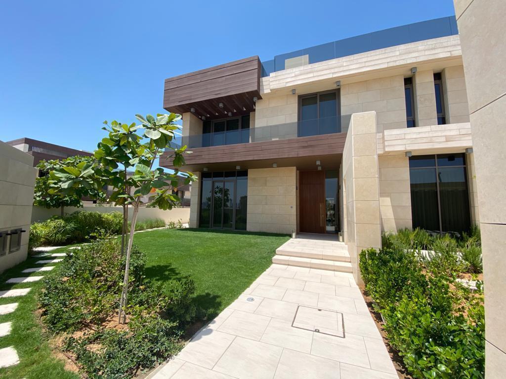 Single Row | Huge Plot | Private Lift