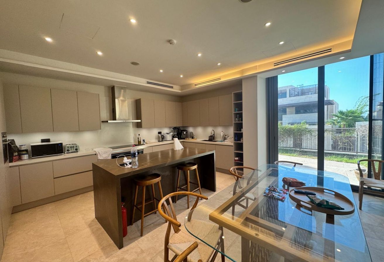 Single Row | Huge Plot | Private Lift