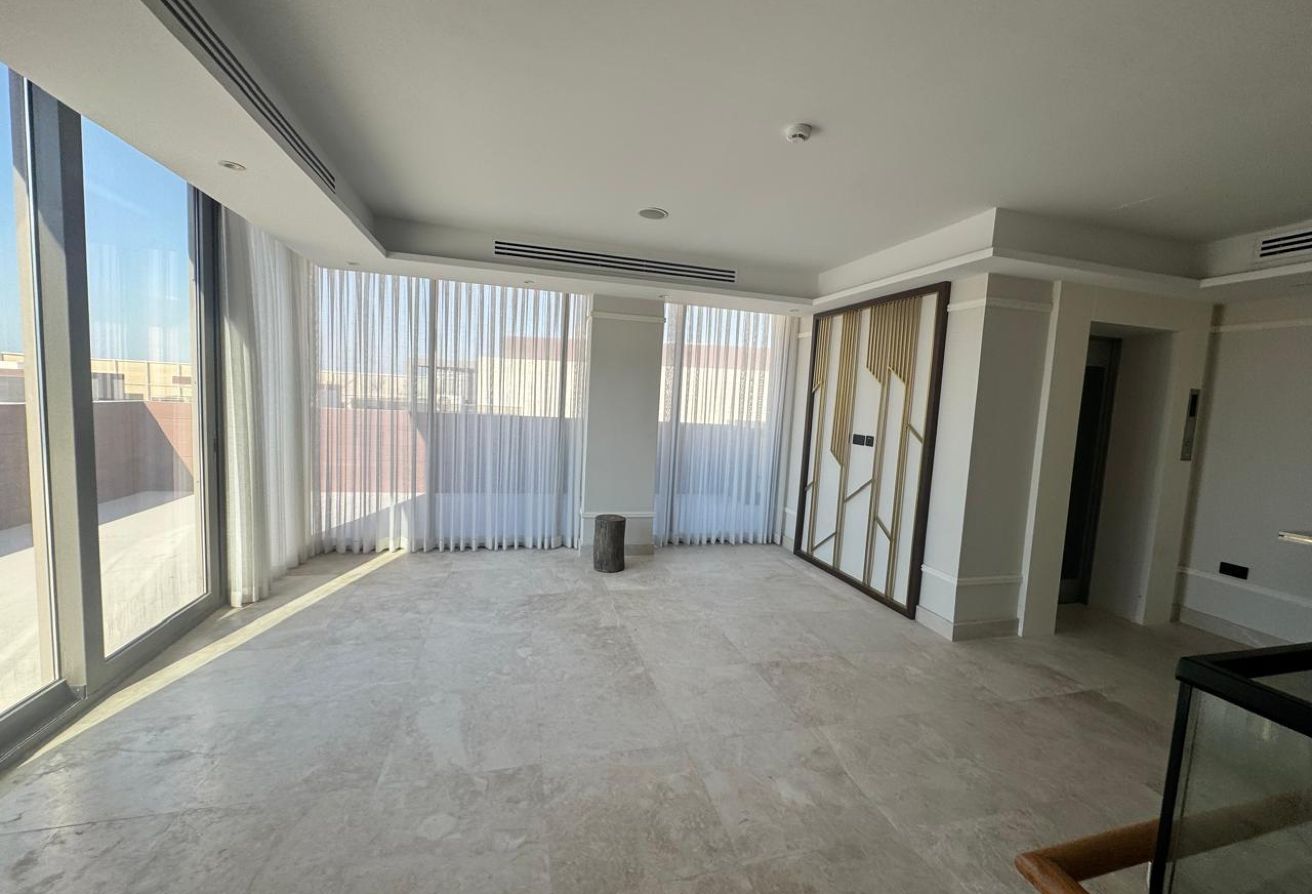 Single Row | Huge Plot | Private Lift