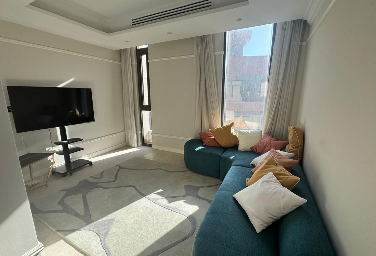 Single Row | Huge Plot | Private Lift