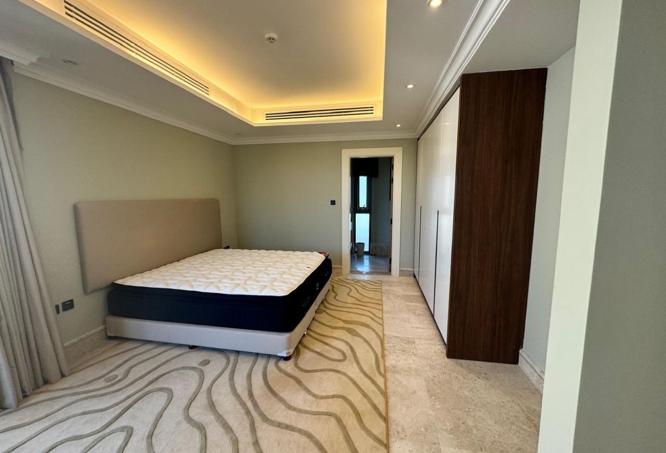 Single Row | Huge Plot | Private Lift