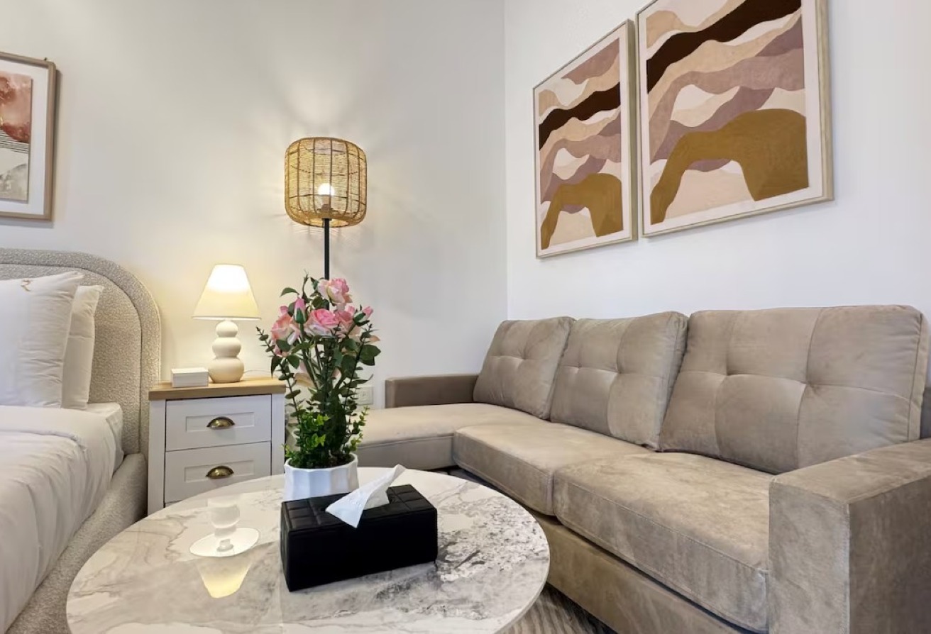 Corner Unit | Fully Furnished | Balcony
