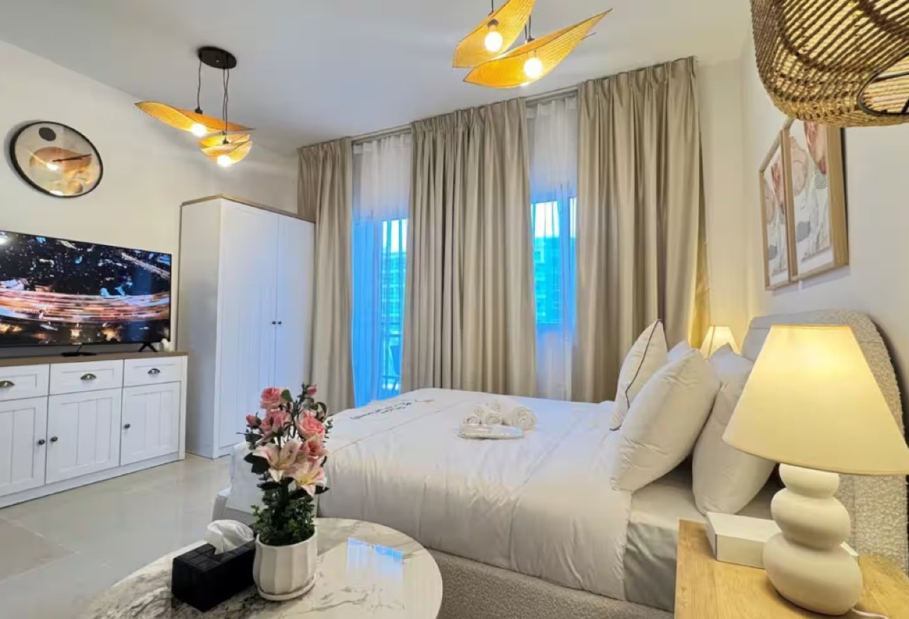 Corner Unit | Fully Furnished | Balcony