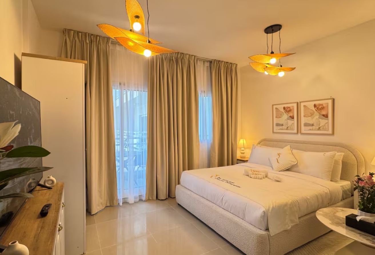 Corner Unit | Fully Furnished | Balcony