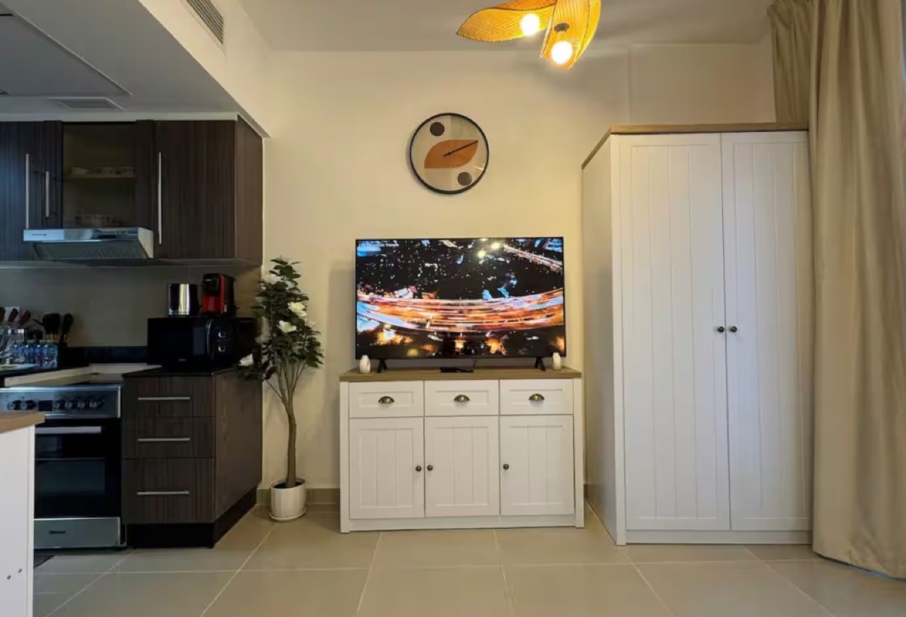 Corner Unit | Fully Furnished | Balcony
