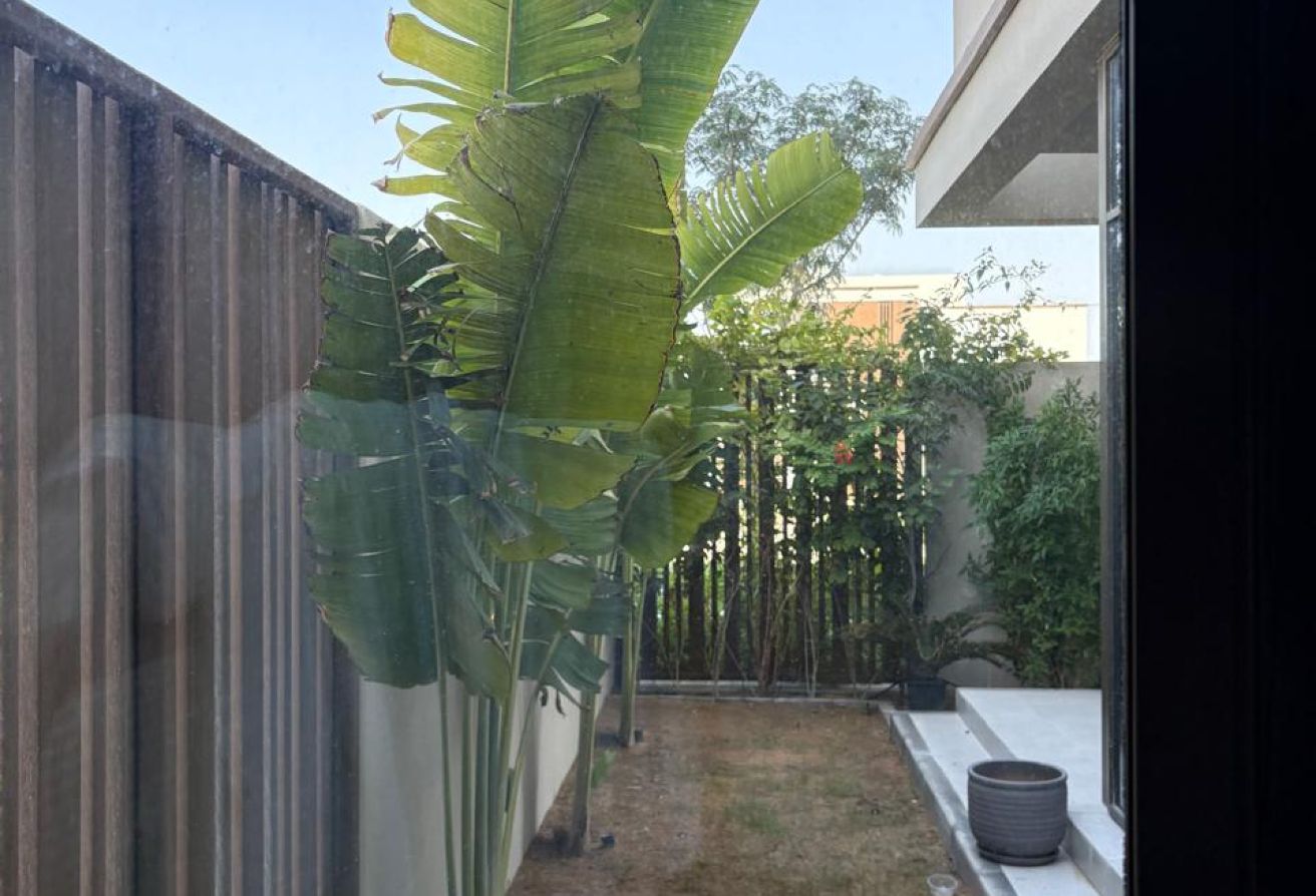 Corner Unit | Single Row | Private Garden