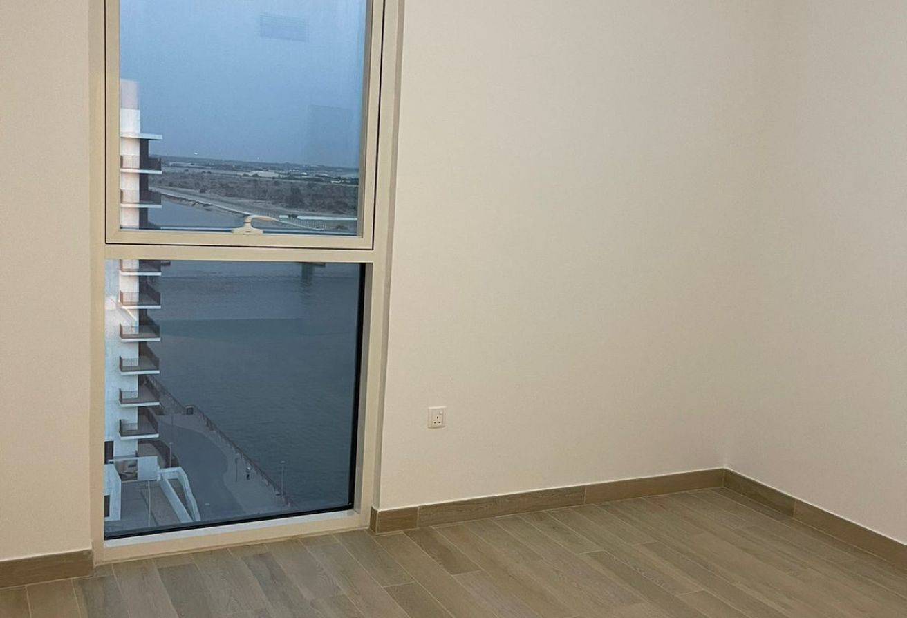 Vacant | Corner Unit | High Floor | Canal View