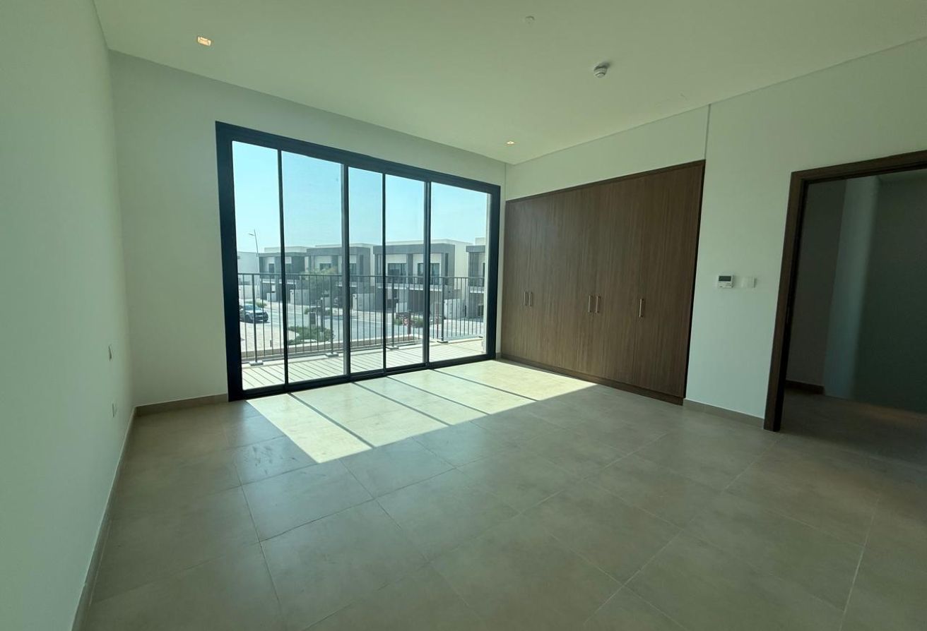 Corner Unit | Huge Plot | Single Row
